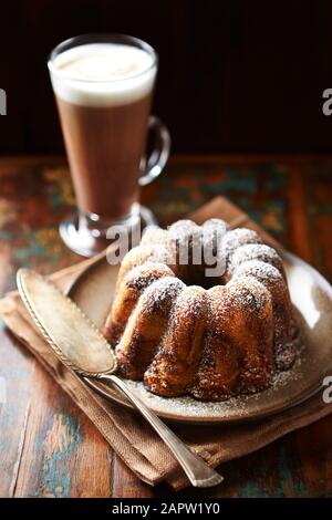 Marmo su lato giù torta. Concetto per una gustosa torta di Pasqua. Sfondo in legno. Foto Stock