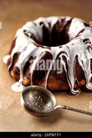 Marble up lato giù torta con smalto. Concetto per una gustosa torta di Pasqua. Sfondo in legno. Foto Stock