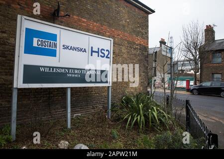 Londra, Regno Unito. 24 Gennaio 2020. Un segno indica un sito designato per il progetto HS2 presso Old Oak Common. Una nuova stazione, che sarebbe uno dei più grandi centri ferroviari di Londra, è prevista per il collegamento ferroviario ad alta velocità Due a Old Oak Common. Le proiezioni dei costi per il progetto sono state riportate come aumentate a £106bn e il Segretario dei trasporti Grant Shapps ha confermato che il governo prenderà una decisione in merito alla sua redditività nel febbraio 2020. Credit: Mark Kerrison/Alamy Live News Foto Stock