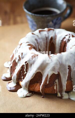 Marble up lato giù torta con smalto. Concetto per una gustosa torta di Pasqua. Sfondo in legno. Foto Stock