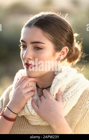 Primo piano di 18 anni di ragazza spagnola. Scatto verticale con luce naturale Foto Stock