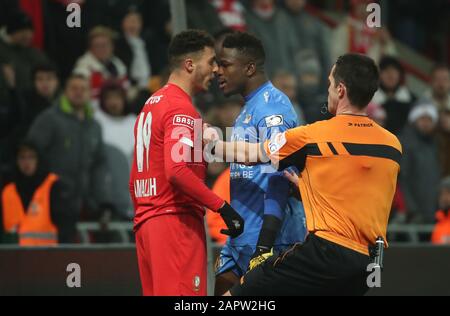 Liegi, Belgio . 24th Gen 2020. Liegi, BELGIO - 24 GENNAIO: Selim Amallah of Standard, Fabrice Ondoa di Kv Oostende e arbitro Jasper Vergoote durante la partita della Jupiler Pro League del giorno 23 tra Standard de Liege e e KV Oostende il 24 gennaio 2020 a Liegi, Belgio. (Foto Di Vincent Van Doornick/Isosport) Credito: Pro Shots/Alamy Live News Foto Stock