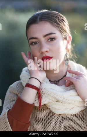 Primo piano di 18 anni di ragazza spagnola. Scatto verticale con luce naturale Foto Stock