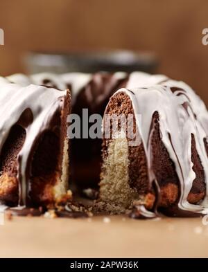 Marble up lato giù torta con smalto. Concetto per una gustosa torta di Pasqua. Sfondo in legno. Foto Stock