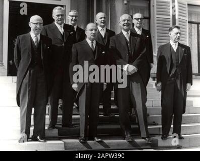 Cabinet Cals (1965-1966) sui gradini di Palazzo Soestdijk. Da Sinistra A Destra: Samkalden, Smallenbroek, Diepenhorst, Cals, Den Uyl, Vondeling, Vrolijk, Suurhoff. Soestdijk, 14 Aprile 1965; Foto Stock