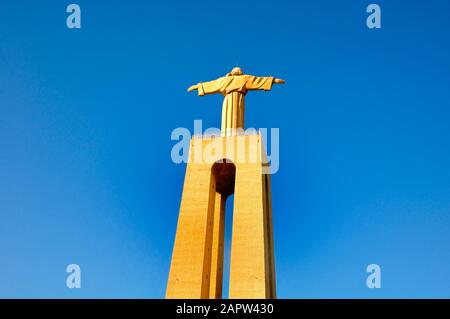 Una vista posteriore della statua di Cristo a Cristo Rei a Cacilhas, che si affaccia su Lisbona, Portogallo Foto Stock