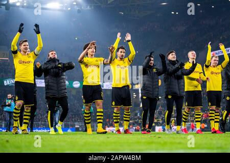 24 Gennaio 2020, Renania Settentrionale-Vestfalia, Dortmund: Calcio: Bundesliga, 19th matchday Borussia Dortmund - 1 FC Colonia, 19th matchday al Signal-Iduna-Park. Da sinistra Lukasz Piszczek di Dortmund, Mario Götze, Axel Witsel, Mats Hummels, Mateu Morey, Leonardo Balerdi, Erling Braut Haaland e Julian Brandt celebrare dopo il gioco di fronte allo stand sud. Foto: Bernd Thissen/dpa - NOTA IMPORTANTE: In conformità con le norme del DFL Deutsche Fußball Liga e del DFB Deutscher Fußball-Bund, è vietato sfruttare o sfruttare al meglio lo stadio e/o il gioco preso photog Foto Stock