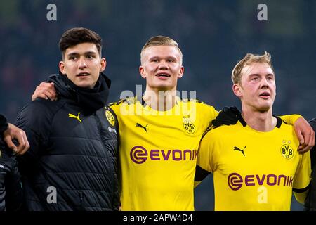 24 gennaio 2020, Renania Settentrionale-Vestfalia, Dortmund: Calcio: Bundesliga, 19th matchday Borussia Dortmund - 1 FC Colonia, 19th matchday al Signal-Iduna-Park. Da sinistra Leonardo Balerdi di Dortmund, Erling Braut Haaland e Julian Brandt celebrano dopo il gioco di fronte allo stand sud. Foto: Bernd Thissen/dpa - NOTA IMPORTANTE: In conformità con le norme del DFL Deutsche Fußball Liga e del DFB Deutscher Fußball-Bund, è vietato sfruttare o sfruttare nello stadio e/o dal gioco fotografato sotto forma di immagini di sequenza e/o serie di foto video-simili. Foto Stock