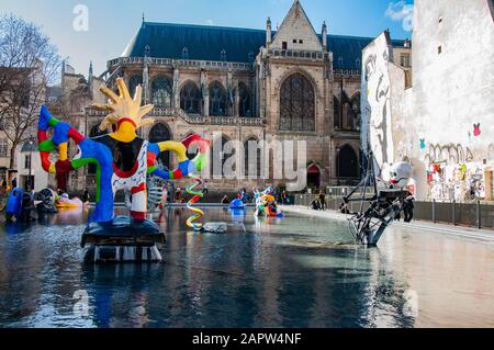 Scultura nella fontana Stravinsky vicino al Centre Pompidou a Parigi, Francia Foto Stock