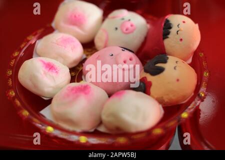 Buns al vapore esposti durante la celebrazione a Chinatown, Bangkok. Il nuovo anno lunare, conosciuto anche come Festival di Primavera in Cina, segna l'inizio dell'anno della Rat. La famiglia etnica cinese-tailandese pregano per la buona fortuna e indossano maschere per la protezione dalle polveri mentre il paese lotta per contenere il peggioramento dell'inquinamento atmosferico. Foto Stock