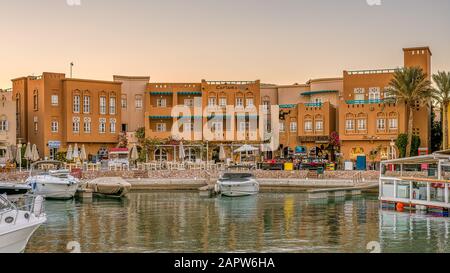 Hotel sul marciapiede del porto turistico con barche e edifici che riflettono in acqua, Abu Tig el Gouna, Egitto, 11 gennaio 2020 Foto Stock