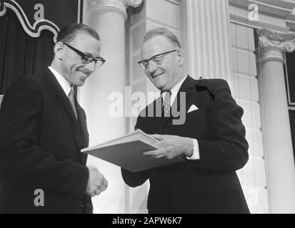 La cerimonia di premiazione del Premio Albert Schweitzer 1971. Padre Jan de Vries (a sinistra; nato ca. 1930) ricevuto il premio dal Prof.dr. K.A.H. Hidding per il suo lavoro a Mahaus (Brasile). (Luogo: Concertgebouw, Amsterdam); Foto Stock