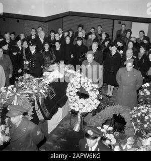 Funerali militari Concorsi con wreaths coperti durante un funerale militare con esercito e ufficiali navali e persone interessate Data: Parole Chiave dense: Cimiteri, funerali, wreaths, esercito, marina, pubblico Foto Stock