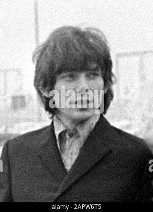 Dave Berry en de Manfred Mann Group temMidden van de bloemen op Schiphol (11 sept. 1967). Van links naar rechts: Tom McGuinness, Dave Berry, Klaus Voormann, Mike Hugg, Manfred Mann, Mike d'Abo. Manfred Mann & Dave Berry arrivano all'aeroporto di Schiphol, Paesi Bassi, l'11 settembre 1967. Da Sinistra A Destra: Tom Mcguinness, Dave Berry, Klaus Voormann, Mike Hugg, Manfred Mann, Mike D'Abo. Foto Stock