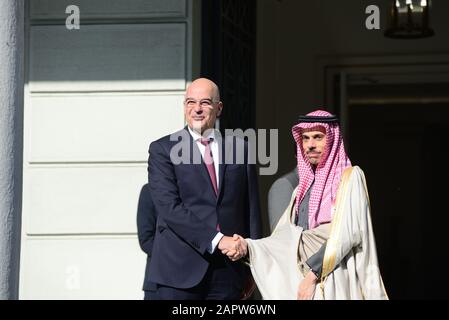 Atene, Grecia. 24th Gen 2020. Stretta di mano del ministro greco degli Affari esteri, Nikos Dendias (a sinistra) con il ministro degli Affari esteri dell'Arabia Saudita, il principe Faisal bin Farhan al Saud (a destra). (Foto Di Dimitrios Karvountzis/Pacific Press) Credito: Pacific Press Agency/Alamy Live News Foto Stock