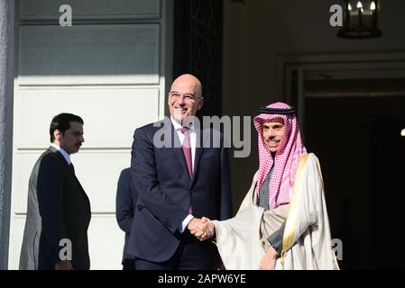 Atene, Grecia. 24th Gen 2020. Stretta di mano del ministro greco degli Affari esteri, Nikos Dendias (a sinistra) con il ministro degli Affari esteri dell'Arabia Saudita, il principe Faisal bin Farhan al Saud (a destra). (Foto Di Dimitrios Karvountzis/Pacific Press) Credito: Pacific Press Agency/Alamy Live News Foto Stock