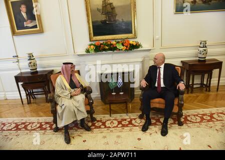 Atene, Grecia. 24th Gen 2020. Ministro degli Affari Esteri greco, Nikos Dendias (a destra) con Ministro degli Affari Esteri dell'Arabia Saudita, Principe Faisal bin Farhan al Saud (a sinistra), durante il loro incontro. (Foto Di Dimitrios Karvountzis/Pacific Press) Credito: Pacific Press Agency/Alamy Live News Foto Stock