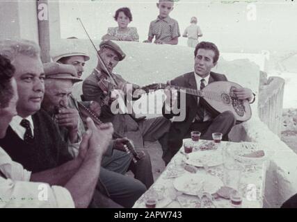 Grecia Color fowtio (sbiadita) di un'azienda su una terrazza con musicisti Data: 1 gennaio 1930 luogo: Grecia Parole Chiave: Bevande alcoliche, aziende, musicisti Foto Stock