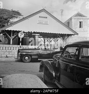 Viaggio in Suriname e Antille Olandesi Kindergarten Principessa Irene a Wilhelminaplein a Willemstad il Curaçao Data: 1947 posizione: Curaçao, Willemstad Parole Chiave: Automobili, scuole : poll, Willem van de, Foto Stock