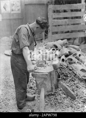 Settore di chiodi di garofano in Gebr di fabbricazione di Chiodi Di Garofano migliore. Van der Velde in Best, man aggiorna un chiodo di garofano con un coltello Data: 1 gennaio 1932 posizione: Migliore, Noord-Brabant Parole Chiave: Artigianato, operai di legno, produttori di zoccoli Foto Stock