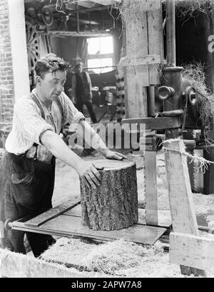 Settore di chiodi di garofano in Gebr di fabbricazione di Chiodi Di Garofano migliore. Van der Velde in Best, uomo che lavora su segare e bloccare legno Data: 1 gennaio 1932 posizione: Migliore, Noord-Brabant Parole Chiave: Artigianato, woodworkers, produttori di zoccoli, sega Foto Stock