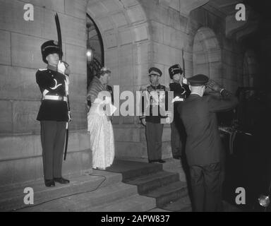 Visita di Stato di Mohammed Reza Pahlavi, lo Shah di Persia alla Regina Juliana dei Paesi Bassi e lo Shah lasciano il Palazzo in Piazza Dam sulla strada per la cena di gala al Rijksmuseum Data: 20 maggio 1959 luogo: Amsterdam, Noord-Holland Parole Chiave: Imperatori, regine, palazzi Nome personale: Juliana (Regina Olanda), Mohammed Reza Pahlawi (Shah Iran) Foto Stock