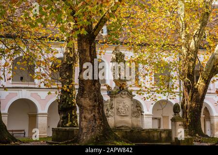 Abbazia della Santa Croce è un monastero cistercense nei boschi di Vienna. È il più antico monastero cistercense occupato continuamente nel mondo Foto Stock