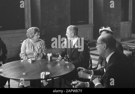 Queen Juliana riceve la delegazione dalla Croce Rossa a Palazzo in Piazza Dam Data: 29 Maggio 1968 Parole Chiave: Delegazioni, regine, ricevute Nome personale: Juliana (Regina Olanda) Nome dell'istituzione: Palazzo in Piazza Dam, Croce Rossa Foto Stock