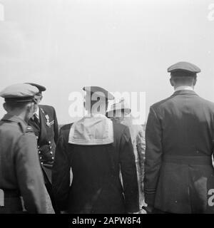 Premio Dell'Ordine militare di Guglielmo e altri premi della Regina Wilhelmina alla presenza degli altri membri della famiglia reale alla base aerea Soesterberg Regina Wilhelmina in conversazione con le persone decorate Data: 20 giugno 1946 luogo: Soest, Utrecht (provincia), Soesterberg Air base Parole Chiave: Queens, casa reale, soldati, premi Nome personale: Wilhelmina (queen Netherlands) Foto Stock