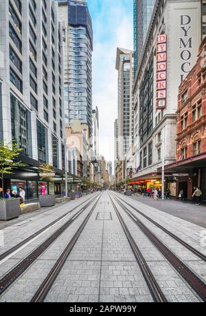 Zona pedonale di George Street con i binari della nuova rete ferroviaria leggera, Sydney CBD, New South Wales, Australia Foto Stock