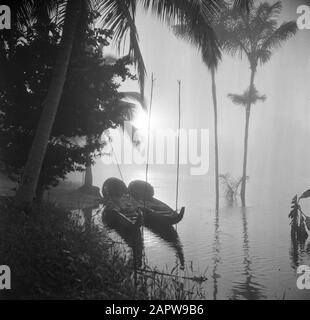 Viaggio a Suriname e le Antille Olandesi Korjalen a Langetabbetje all'alba Data: 1947 luogo: Langatabbetje, Marowijne, Suriname Parole Chiave: Navi, alba Foto Stock