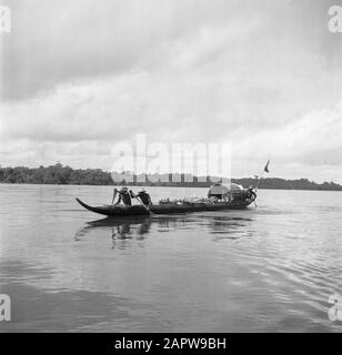 Viaggiare in Suriname e le Antille olandesi Korjaal sul Marowijnerivier vicino Langetabbetje in Suriname Data: 1947 Località: Langatabbetje, Marowijne, Suriname Parole Chiave: Fiumi, navi : poll, Willem van de, Foto Stock