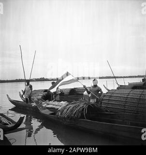 Viaggio a Suriname e Antille Olandesi Korjalen vicino Albina; uno ha una bandiera olandese Data: 1947 luogo: Albina, Marowijne, Suriname Parole Chiave: Popolazione indigena, fiumi, navi, bandiere Foto Stock