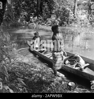 Viaggio a Suriname e Antille Olandesi Korjaal vicino al villaggio forestale Wakibasoe Data: 1947 luogo: Suriname, Wakibasoe Parole Chiave: Popolazione indigena, fiumi, navi Foto Stock