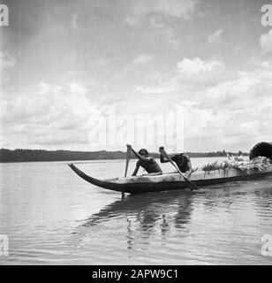 Viaggio in Suriname e le Antille Olandesi Korjaal sul Marowijnerivier vicino Langetabbetje in Suriname Data: 1947 Località: Langatabbetje, Marowijne, Suriname Parole Chiave: Fiumi, canottaggio, navi Foto Stock