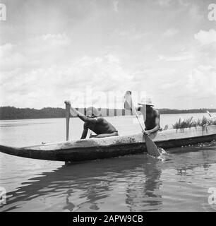 Viaggio in Suriname e le Antille Olandesi Korjaal sul Marowijnerivier vicino Langetabbetje in Suriname Data: 1947 Località: Langatabbetje, Marowijne, Suriname Parole Chiave: Fiumi, canottaggio, navi Foto Stock
