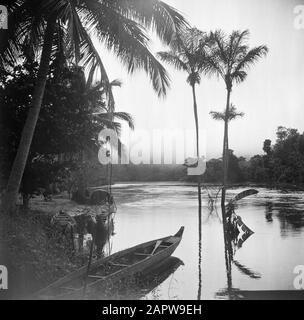 Viaggio a Suriname e le Antille Olandesi Korjalen a Langetabbetje all'alba Data: 1947 luogo: Langatabbetje, Marowijne, Suriname Parole Chiave: Navi, alba Foto Stock