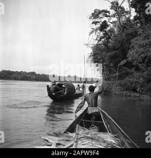 Viaggio in Suriname e le Antille Olandesi Korjalen sul Marowijnerivier Data: 1947 luogo: Marowijne, Suriname Parole Chiave: Fiumi, canottaggio, navi Foto Stock