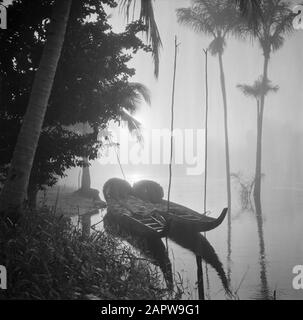 Viaggio a Suriname e le Antille Olandesi Korjalen a Langetabbetje all'alba Data: 1947 luogo: Langatabbetje, Marowijne, Suriname Parole Chiave: Navi, alba Foto Stock
