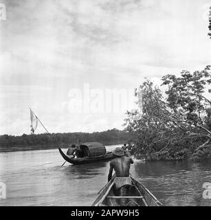 Viaggio in Suriname e le Antille Olandesi Korjalen sul Marowijnerivier Data: 1947 luogo: Marowijne, Suriname Parole Chiave: Fiumi, canottaggio, navi Foto Stock