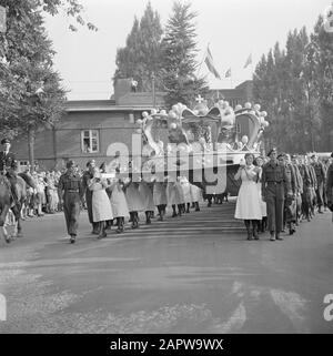 Cinquantennale giubileo di governo della regina Wilhelmina Corona carrozza dallo Stadio Olimpico alla diga, dopo l'esecuzione del gioco giubilare Nel Giardino di Neerlands, secondo le idee del direttore di massa Carel Briels Data: 31 agosto 1948 luogo: Amsterdam, Noord-Holland Parole Chiave: Anniversari, casa reale, corone, soldati, personale infermieristico Foto Stock