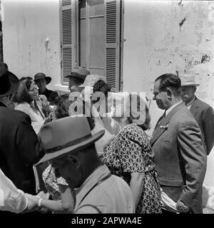 Israele 1948-1949: Matrimoni a Lag BaoMer Kisses e congratulazioni per un newlyweds, presumibilmente in Haifa Annotazione: Lag BaoMer (anche Lag Baomer, Lag BaoMer, Lag B'Omer) è un giorno di matrimoni tradizionali molti sono conclusi Data: 1948 posizione: Haifa, Israele Parole Chiave: Matrimoni, felicità, matrimoni, matrimoni, baci, festività religiose Foto Stock