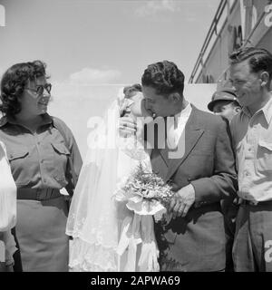 Israele 1948-1949: Matrimoni a Lag BaoMer Kissing newlyweds Annotation: Lag BaoMer (anche Lag Baomer, Lag BaoMer, Lag B'Omer) è un giorno in cui tradizionalmente si concludono molti matrimoni Data: 1948 Località: Haifa, Israele Parole Chiave: Matrimoni, matrimoni, baci, festività religiose Foto Stock