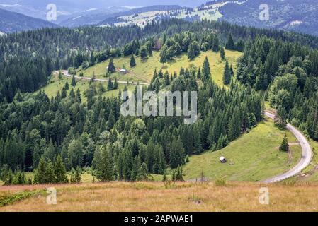 Veduta aerea dal Passo di Ciumarna, noto anche come Passo di Palma in Obcina Mare - Grande cresta in Carpazi moldavo-Munteniano, Romania Foto Stock
