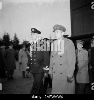 Funerali militari Armata e ufficiale della Marina durante un funerale militare Data: Parole Chiave dense: Cimiteri, funerali, esercito, marina, ufficiali Foto Stock