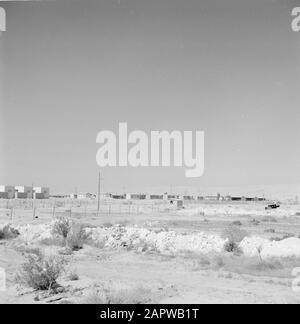 Israele 1960-1965: Deserto Negev, Kibbutz Sede Boker (Sde Boker) Paesaggio con in lontananza gli edifici del kibbutz Data: 1 gennaio 1960 Località: Israele, Negev, Sede Boker Parole Chiave: Edifici, kibbutz, panorami, deserti Foto Stock