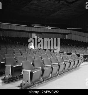 Israele 1964-1965: Tel Aviv, orchestra Sala Vuota durante le prove di un'orchestra, presumibilmente la Israel Philharmonic Orchestra nell'auditorium Mann Data: 1964 luogo: Israele, Tel Aviv Parole Chiave: Sale da concerto, interni, prove Foto Stock