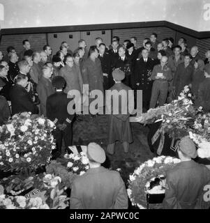 Funerali militari ufficiali dell'esercito e della marina e interessati e soldati con i wreaths durante un funerale militare Data: Parole Chiave dense: Funerali, wreaths, esercito, marina , ufficiali, pubblico Foto Stock