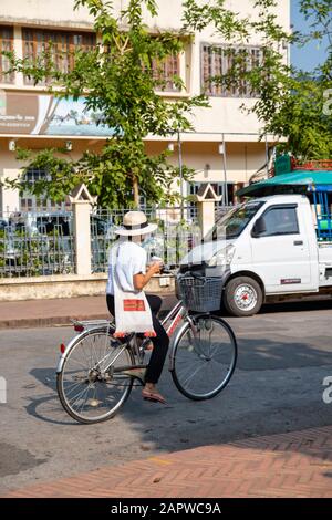 Traffico mattutino all'incrocio tra Kitsalat Road e Chaofa Ngum Road, Luang Prabang, Laos. Foto Stock