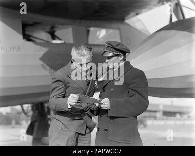Aeroporto Berlin - Tempelhof Left Harry Laponder And Right Pilot Willem Beekman At The Fokker F.Xx Ph-Aiz Silver Gull Data: Ottobre 1934 Posizione: Berlino, Germania Parole Chiave: Aeronautica, Compagnie Aeree, Piloti, Personale Aeronautico, Personale Aeroportuale: Beekman, Willem, Laponder, Harry Institution Nome: Berlin-Tempelhof Foto Stock
